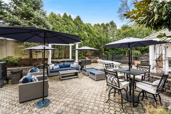$1,399,000 | 12 Kingswood Circle, Old Bethpage, NY 11804