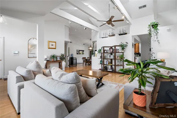 $1,399,000 | 12 Kingswood Circle, Old Bethpage, NY 11804