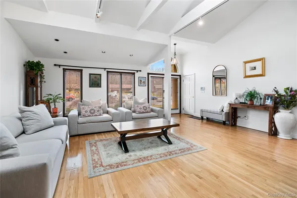 $1,399,000 | 12 Kingswood Circle, Old Bethpage, NY 11804