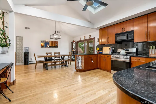 $1,399,000 | 12 Kingswood Circle, Old Bethpage, NY 11804