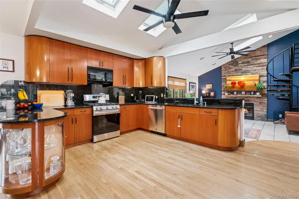 $1,399,000 | 12 Kingswood Circle, Old Bethpage, NY 11804