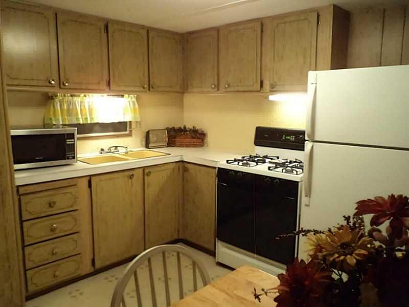 2744 Mercer Road New Castle, PA 16105 - Photo 2 of 7 Kitchen. Eat-in. appliances included