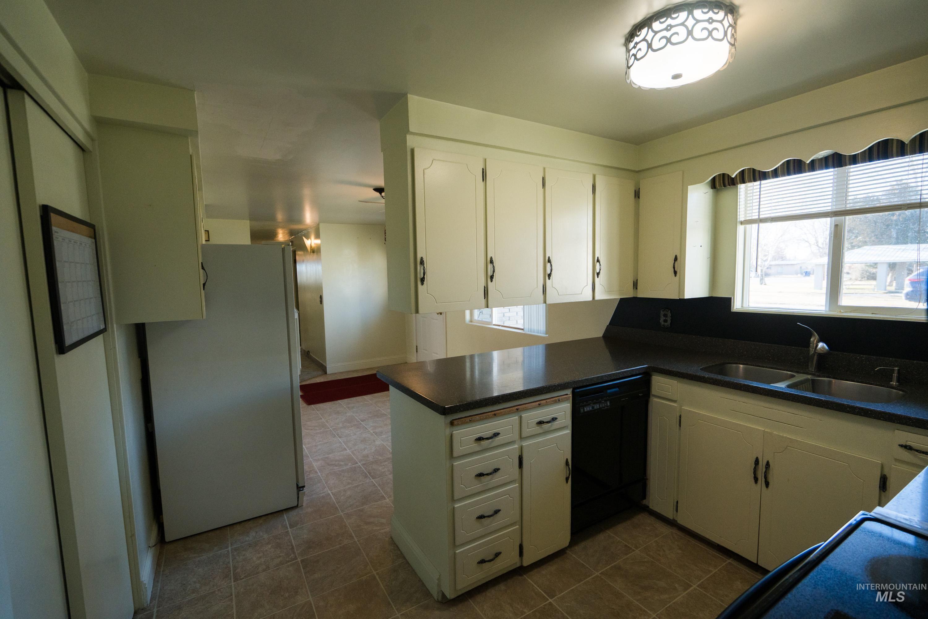 334 South 4th Street Rupert, ID 83350 - Photo 4 of 21