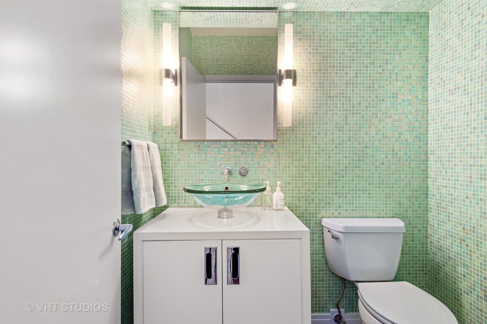 1640 Maple Avenue, Unit 1606 Evanston, IL 60201 - Photo 11 of 40 a bathroom with a toilet and a sink