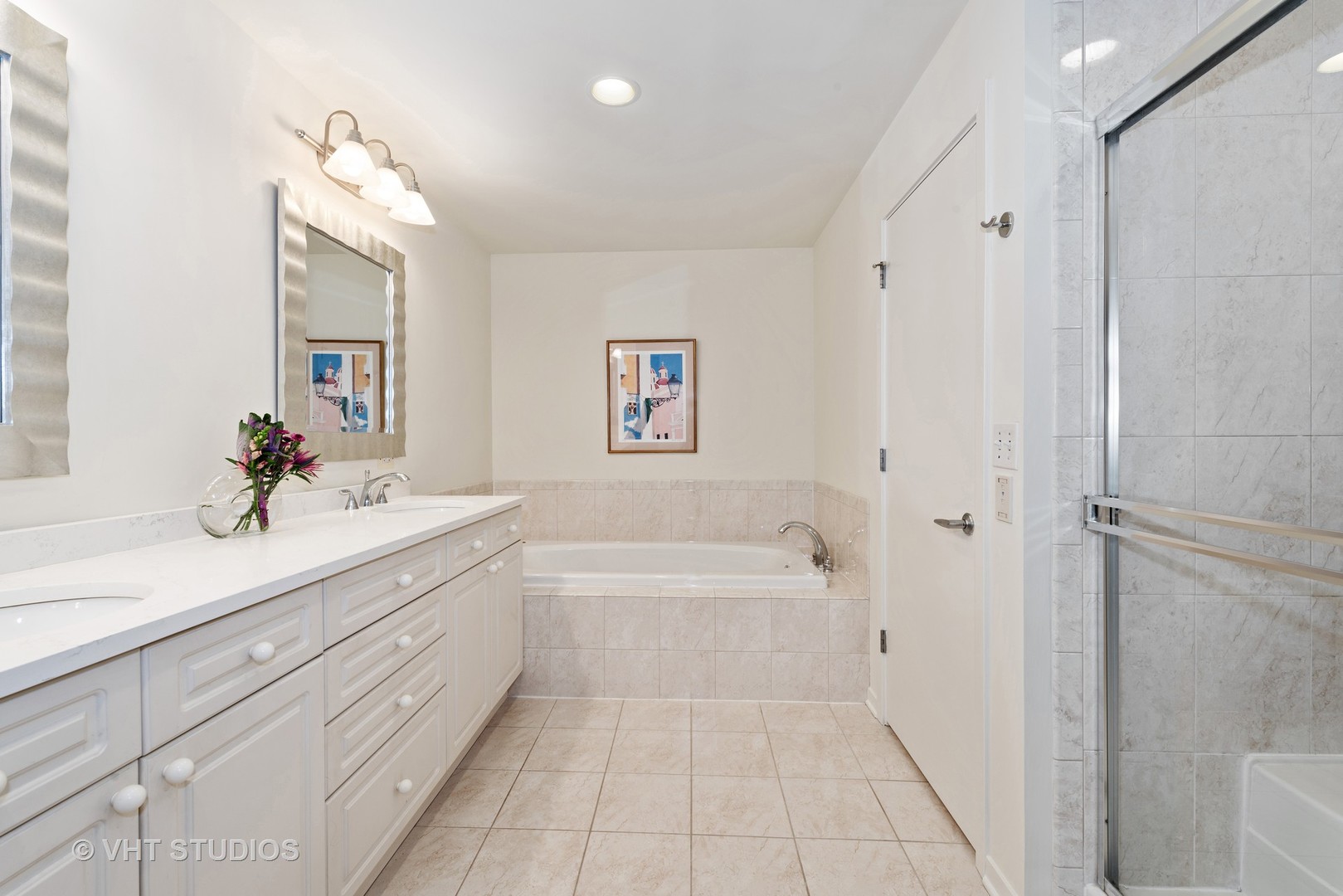 1640 Maple Avenue, Unit 1606 Evanston, IL 60201 - Photo 16 of 40 a spacious bathroom with a tub sink and mirror