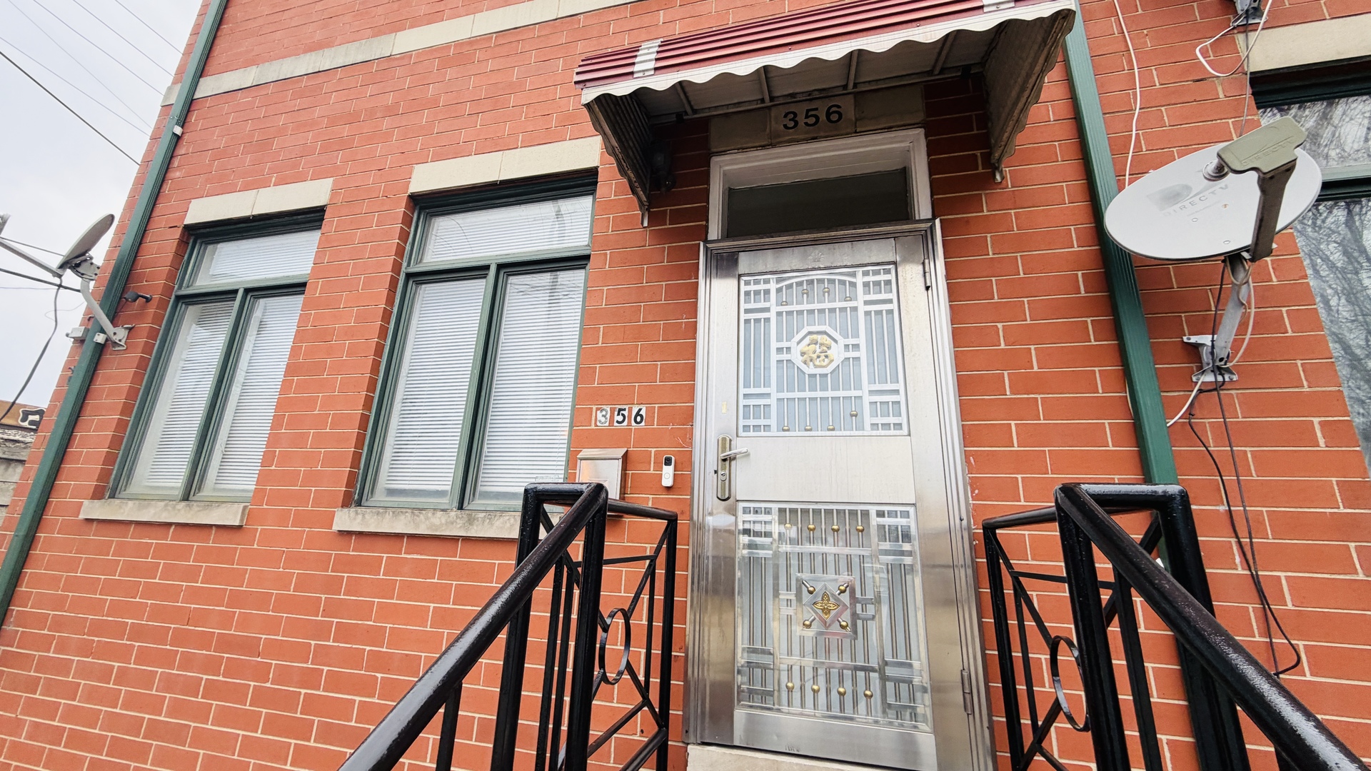 356 West 31st Street Chicago, IL 60616 - Photo 1 of 31 a brick building with a large window and wooden floor