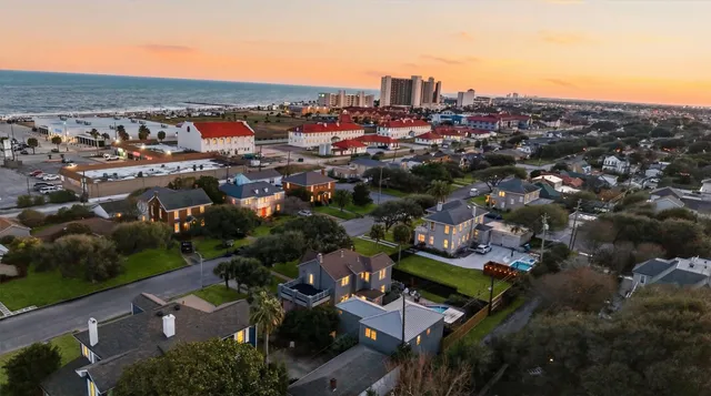 $690,000 | 4620 Sherman Boulevard, Galveston, TX 77551