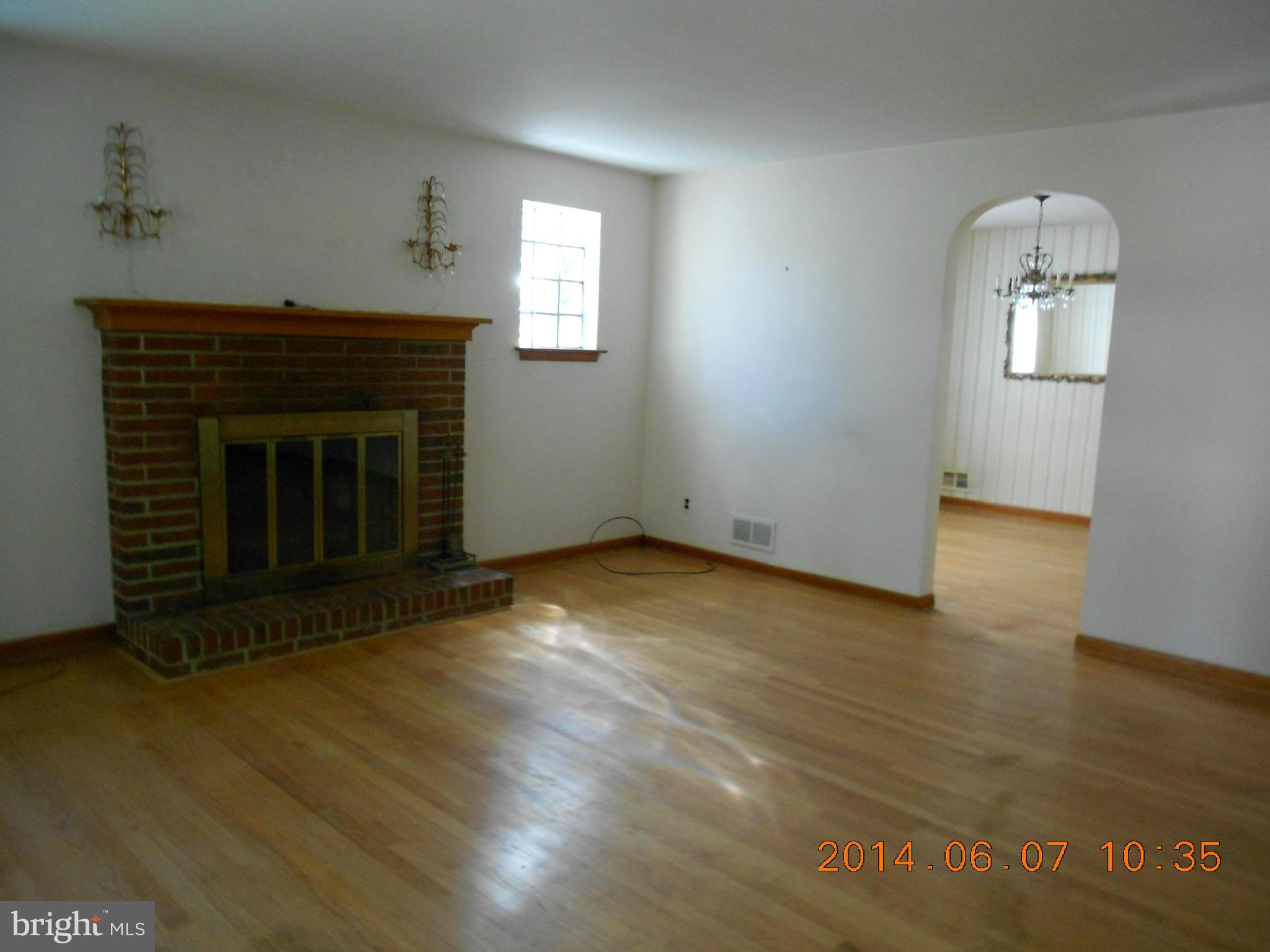 8015 Sagramore Road Baltimore, MD 21237 - Photo 2 of 26 Living Room