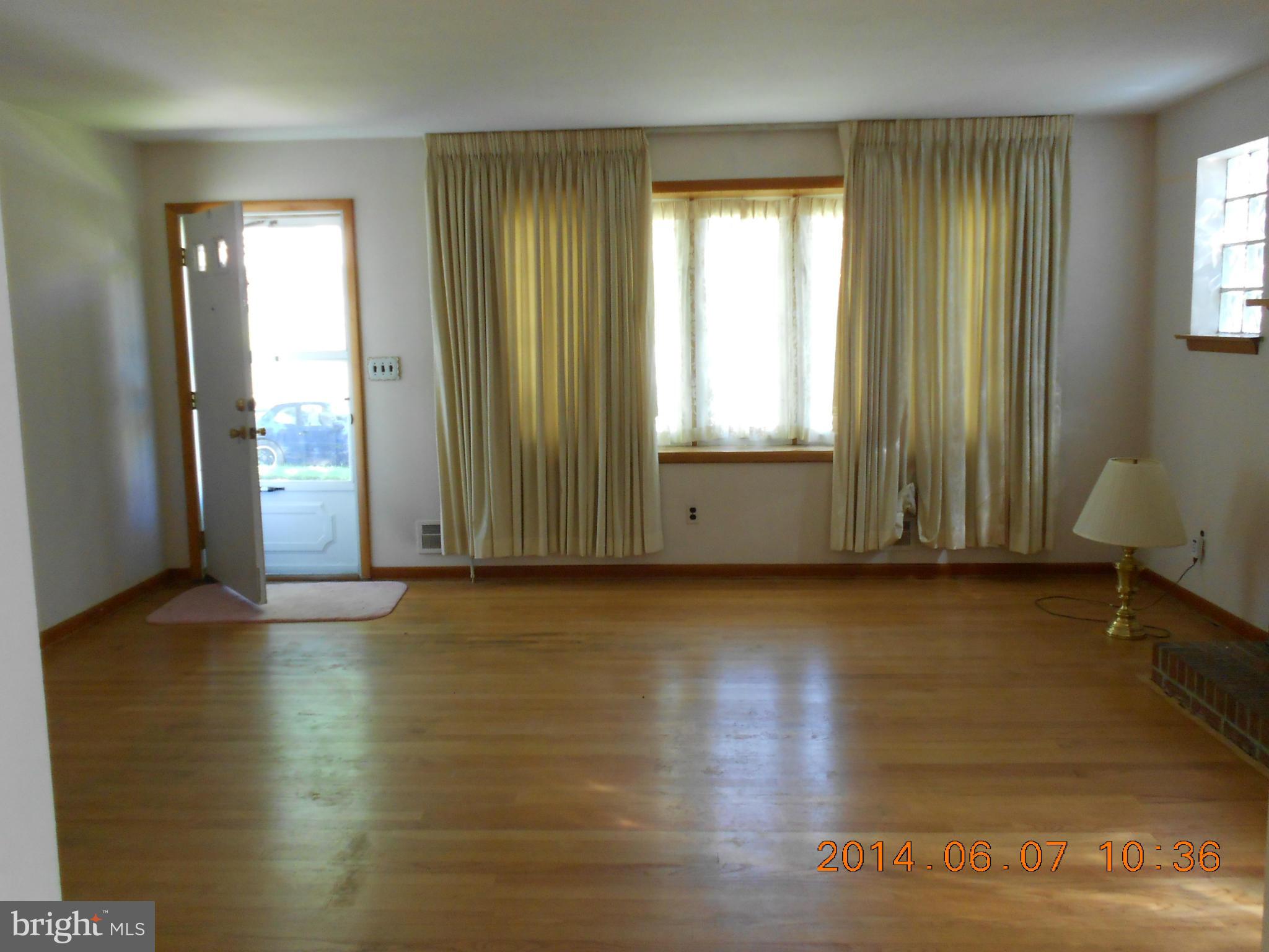 8015 Sagramore Road Baltimore, MD 21237 - Photo 3 of 26 Living Room