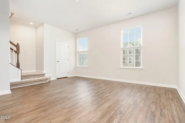 a picture of floor with a white wall