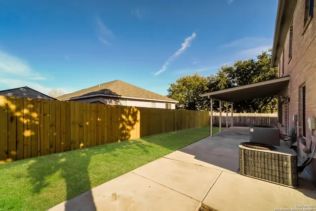 a view of a backyard