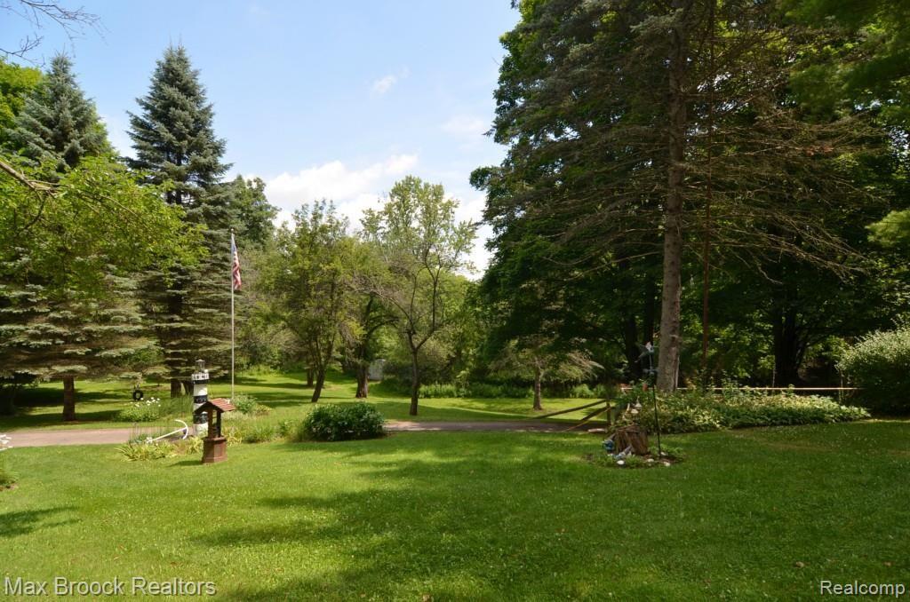 1443 Silver Bell Road Rochester, MI 48306 - Photo 28 of 34 Beautiful yard