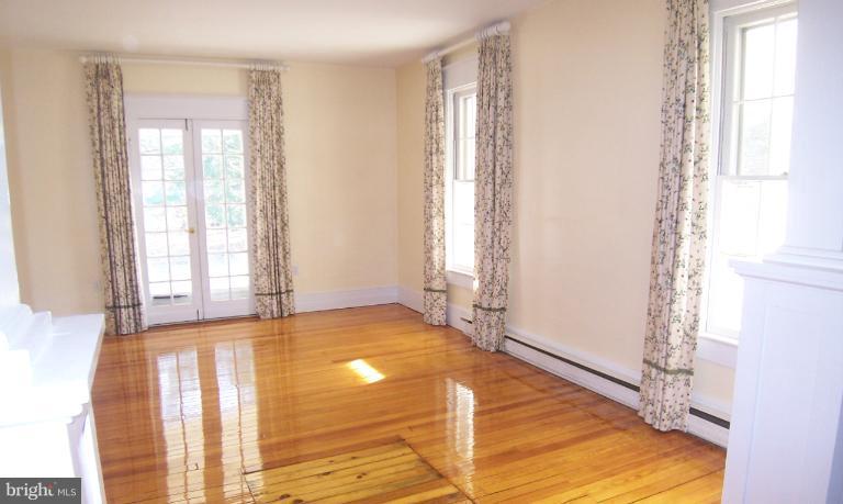 19804 Colchester Road Purcellville, VA 20132 - Photo 10 of 30 Living Room