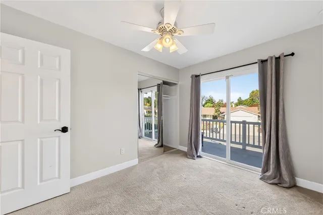 a view of livingroom with a ceiling fan
