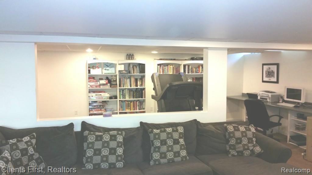 15668 Riverside Street Livonia, MI 48154 - Photo 27 of 33 Gallery Image 27