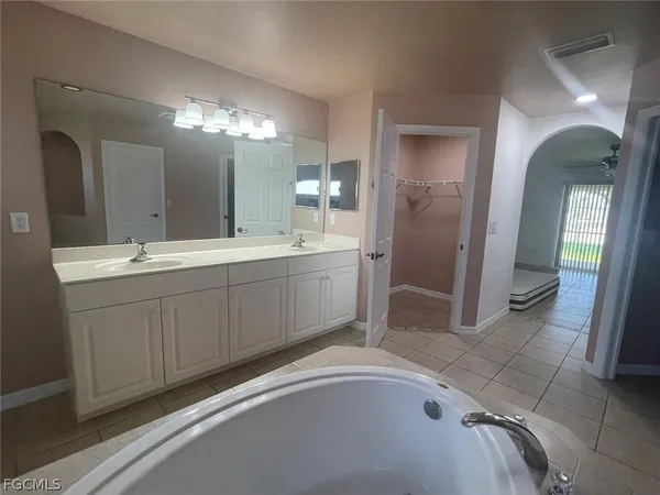 $2,200 | 2842 Northwest 5th Avenue, Cape Coral, FL 33993
