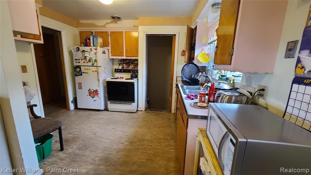 22130 Kelly Road Eastpointe, MI 48021 - Photo 4 of 11