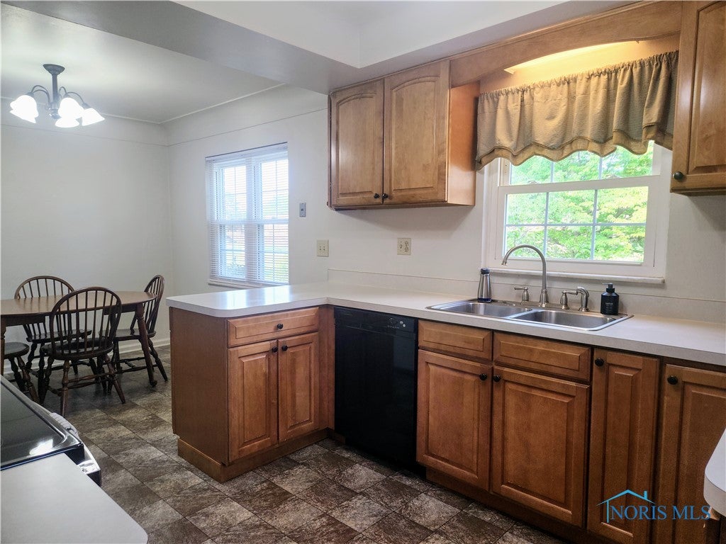 1915 Cass Road Toledo, OH 43614 - Photo 11 of 29 Gallery Image 11