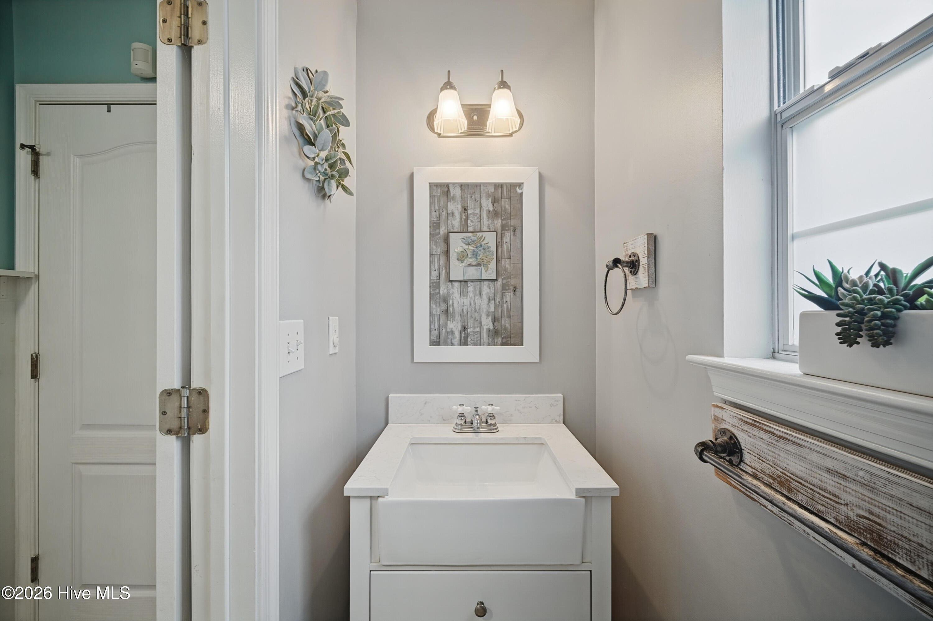 142 Green View Road Moyock, NC 27958 - Photo 18 of 44 1st Level 1/2 Bathroom