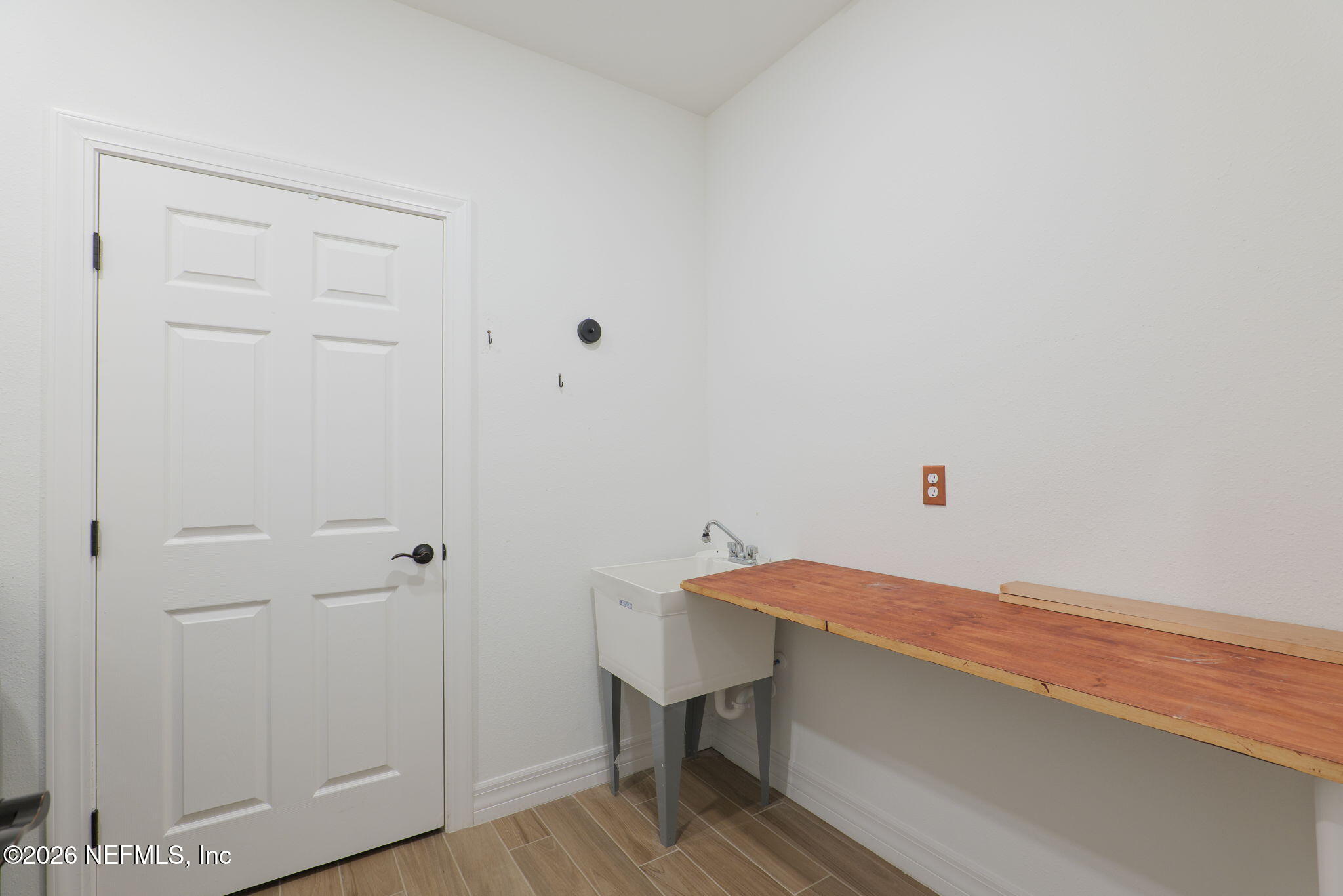 408 Del Webb Parkway Yulee, FL 32097 - Photo 10 of 35 a room with a table and a chair