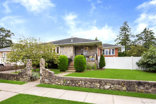 $749,900 | 168 A North Oak Street, Massapequa, NY 11758