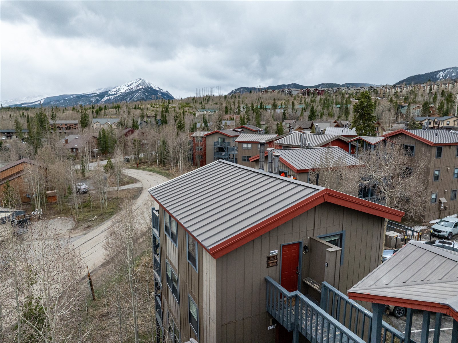 809 Ryan Gulch Road, Unit 809 Silverthorne, CO 80498 - Photo 4 of 18 a roof deck with table and chairs