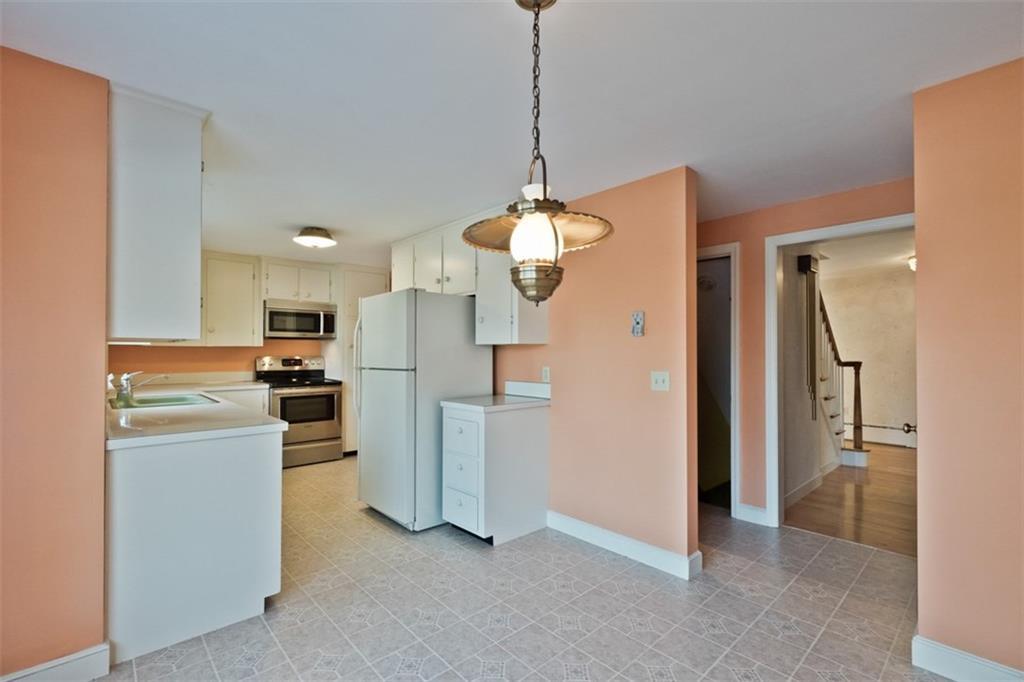 8 Katahdin Road Cape Elizabeth, ME 04107 - Photo 11 of 35 Bright Kitchen