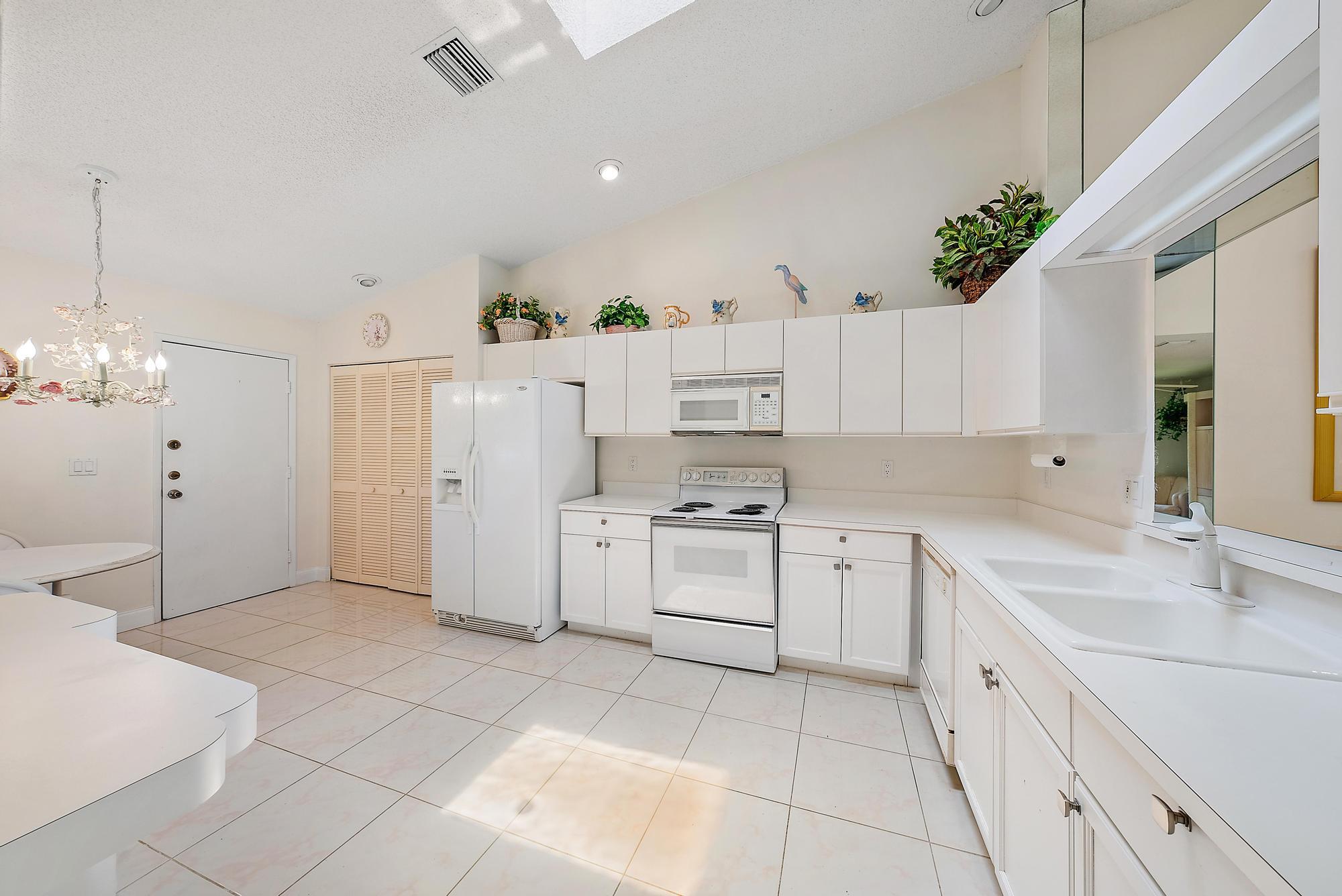 8368 Sunmeadow Lane Boca Raton, FL 33496 - Photo 11 of 29 Kitchen
