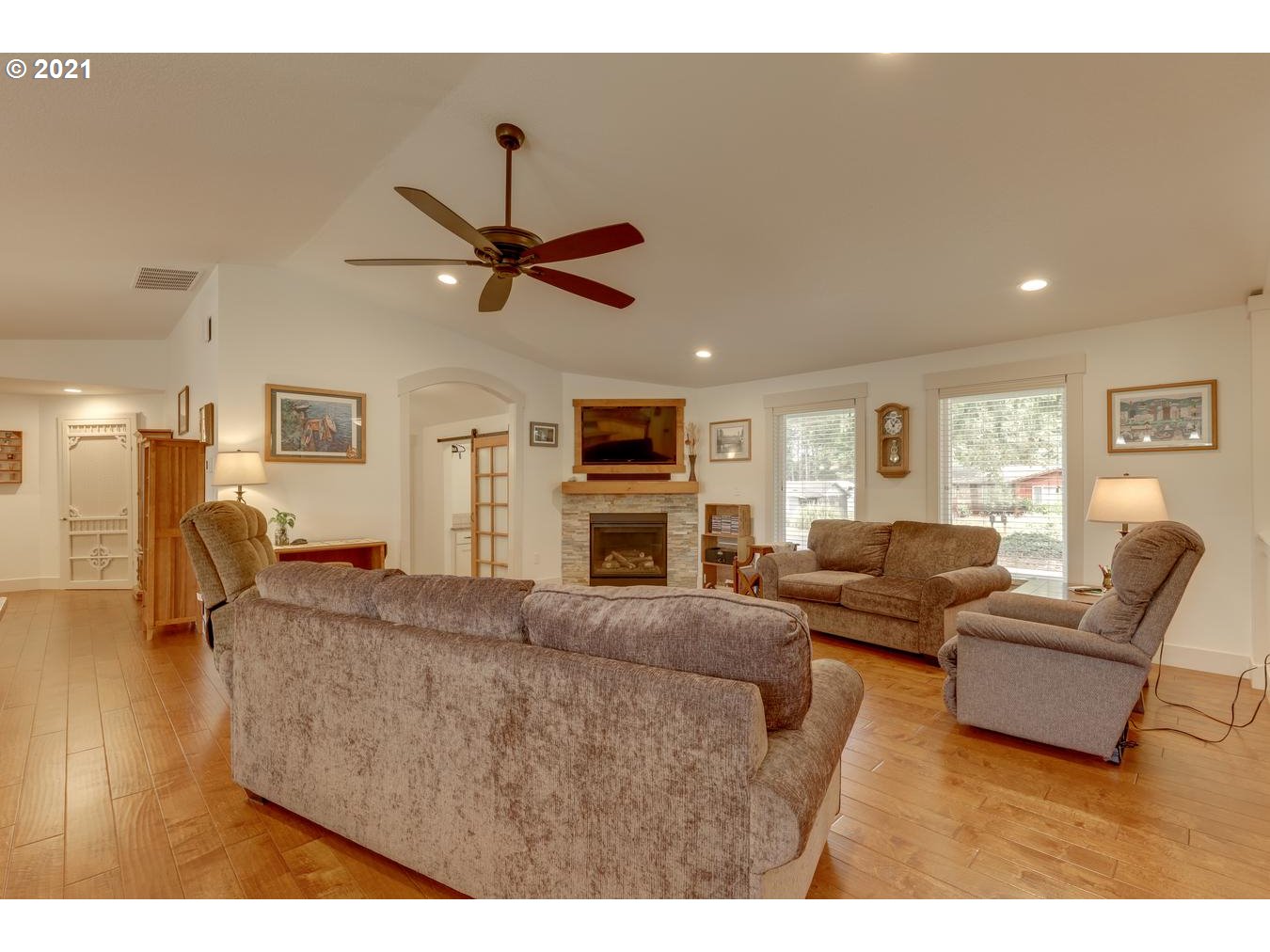 16660 South Beckman Road Oregon City, OR 97045 - Photo 2 of 31 Gallery Image 2
