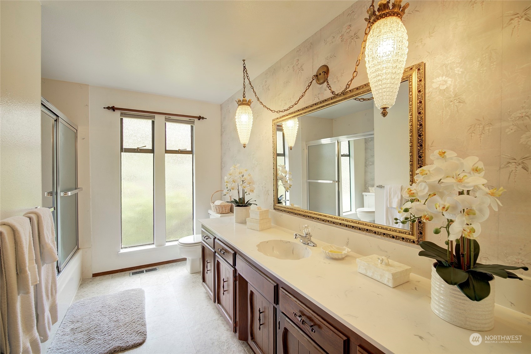432 Olympic Avenue Edmonds, WA 98020 - Photo 19 of 34 a bathroom with double vanity and two mirrors