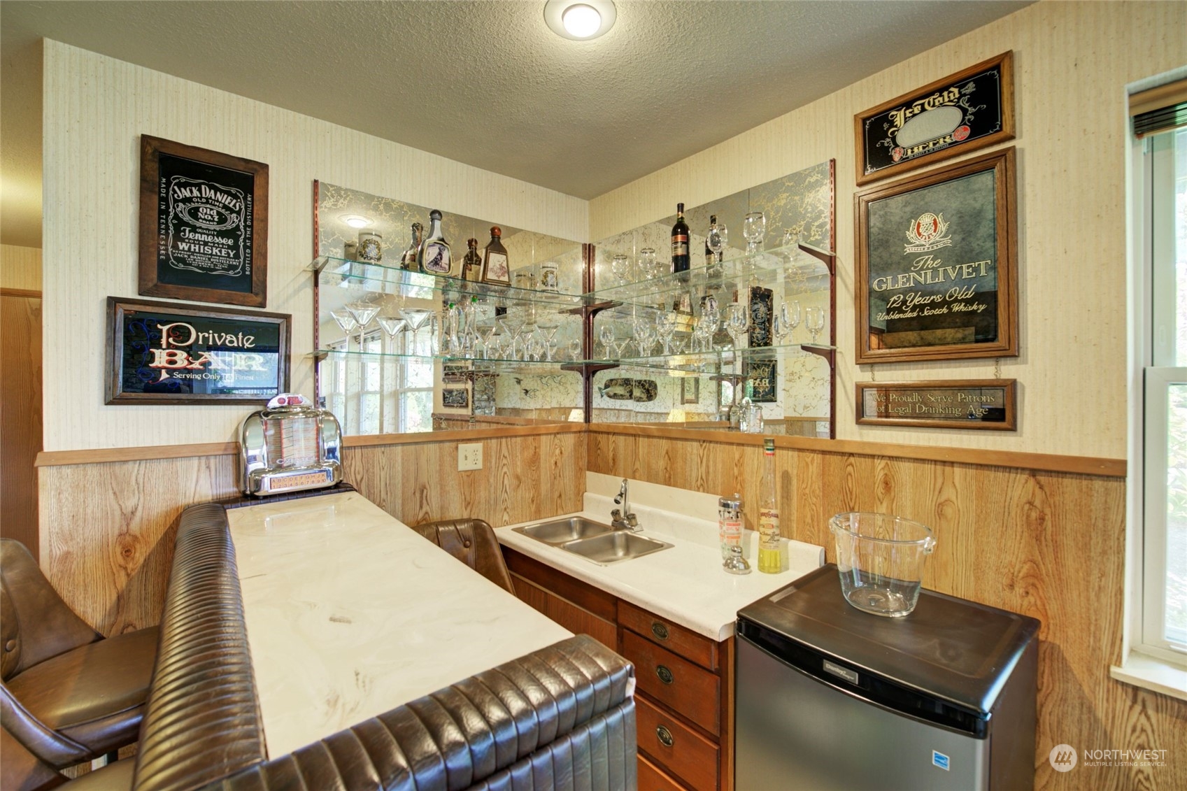 432 Olympic Avenue Edmonds, WA 98020 - Photo 22 of 34 a room with furniture and window
