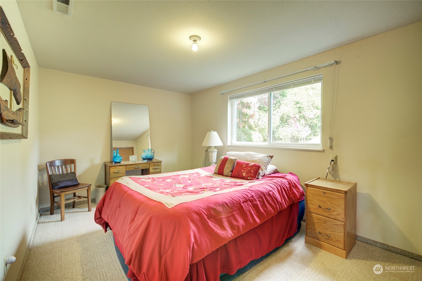 432 Olympic Avenue Edmonds, WA 98020 - Photo 25 of 34 a bedroom with a bed and a lamp