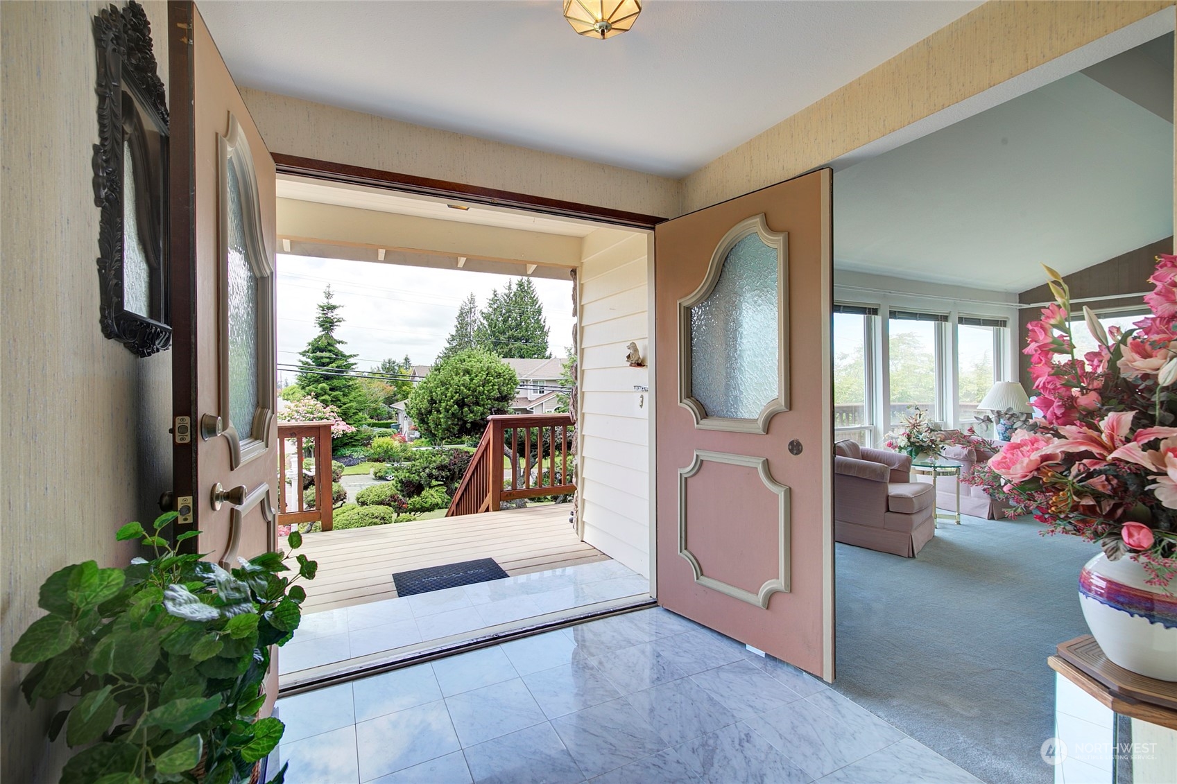 432 Olympic Avenue Edmonds, WA 98020 - Photo 4 of 34 a living room with furniture and a large window