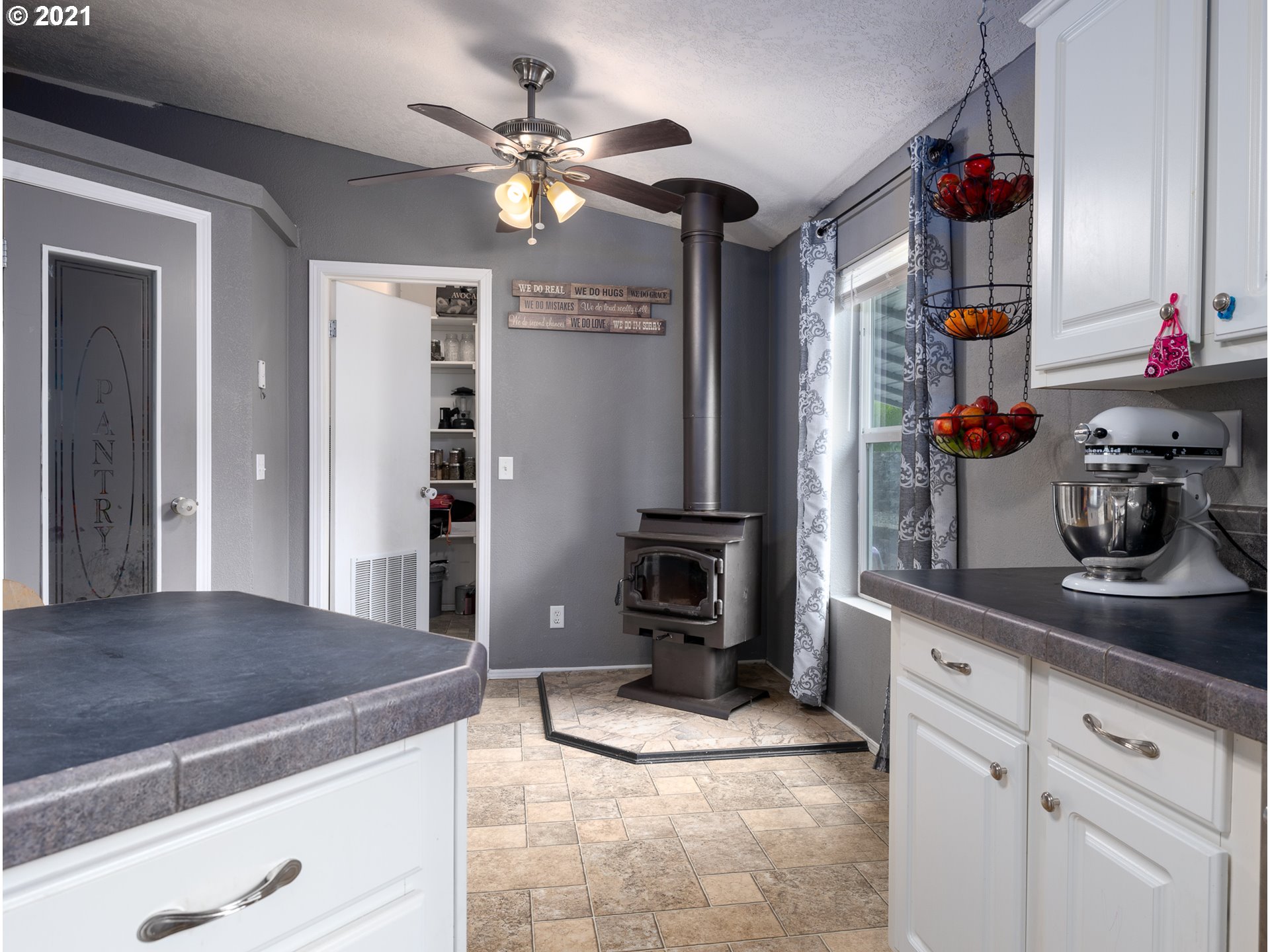 208 Hicks Road Castle Rock, WA 98611 - Photo 2 of 23 Gallery Image 2