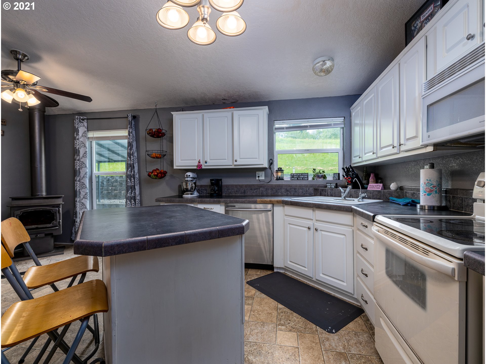 208 Hicks Road Castle Rock, WA 98611 - Photo 5 of 23 Gallery Image 5