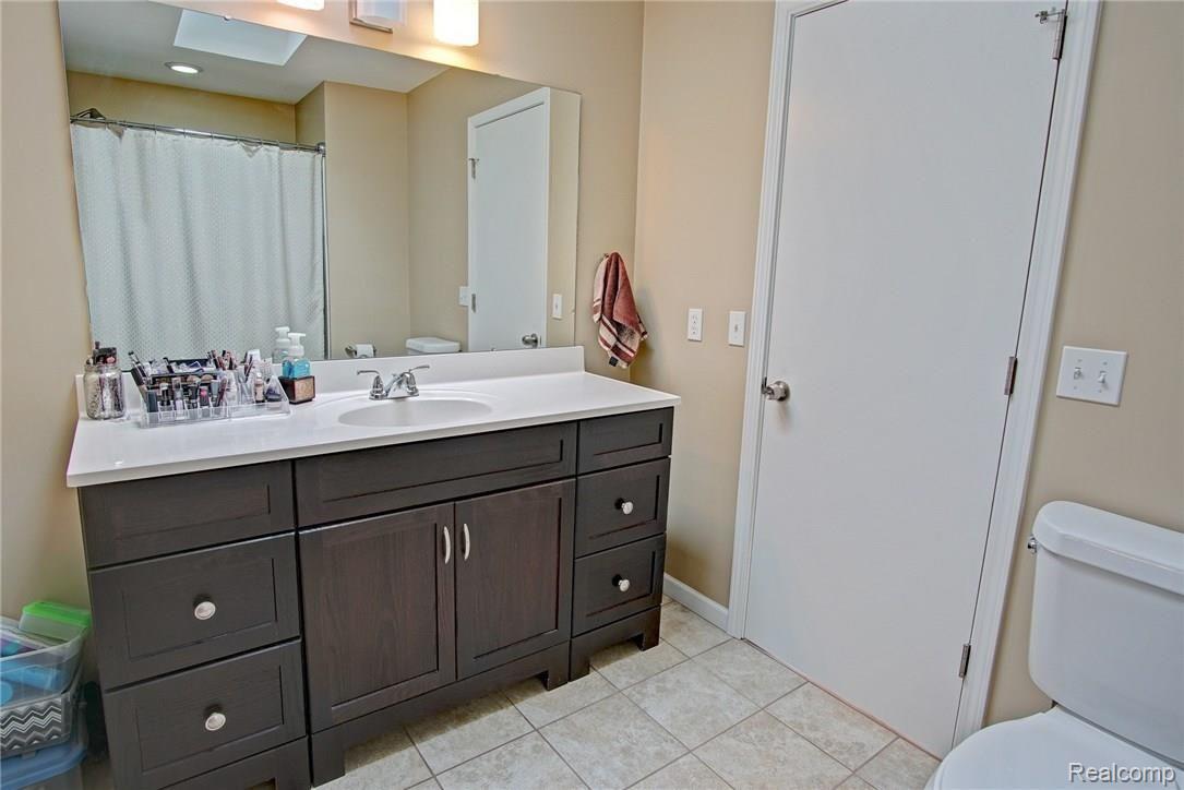 7685 Taft Road Romeo, MI 48065 - Photo 24 of 39 Upper level Jack & Jill bathroom