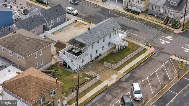 a black and white photo of a picture