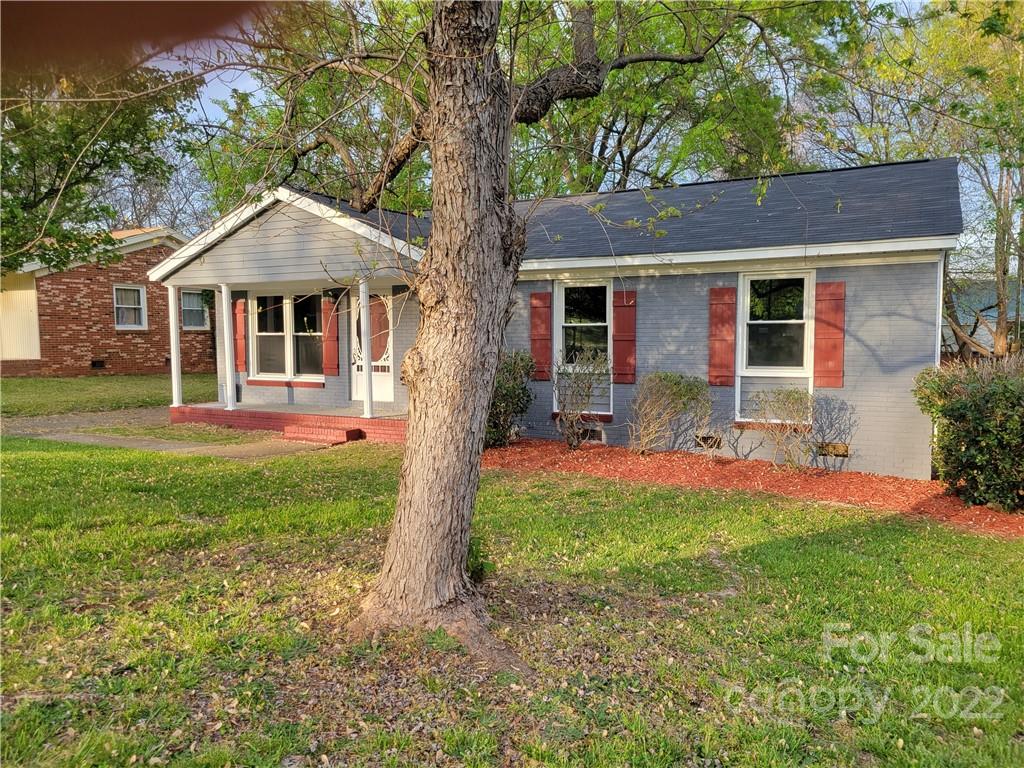 943 Tilden Road Charlotte, NC 28214 - Photo 2 of 14 a front view of house with yard and green space
