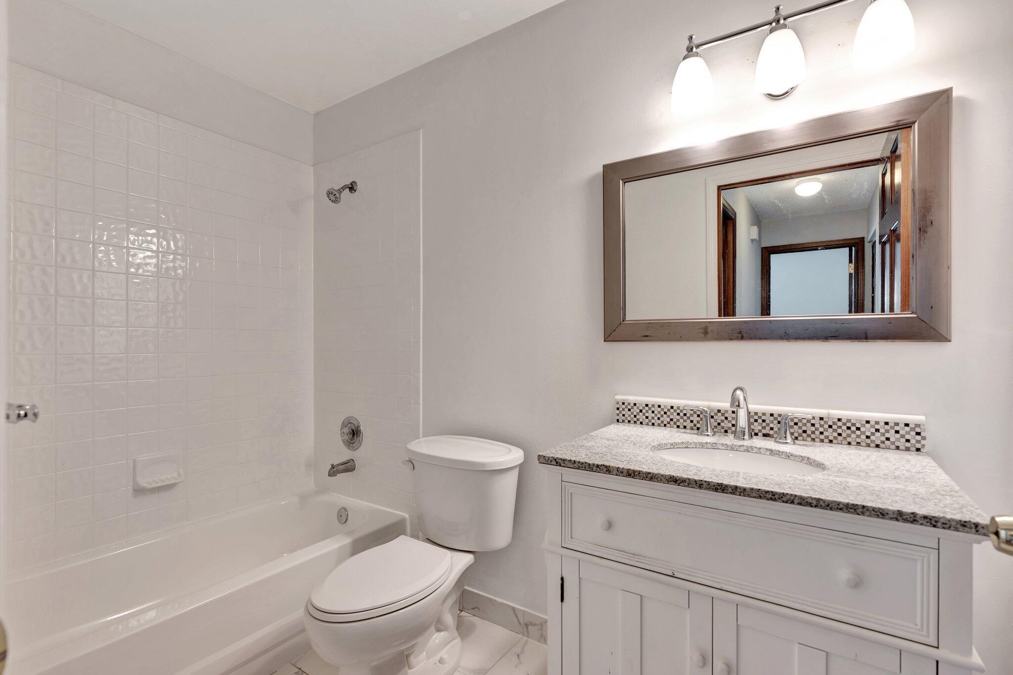 6149 Foster Street Jupiter, FL 33458 - Photo 16 of 25 2ND BATHROOM
