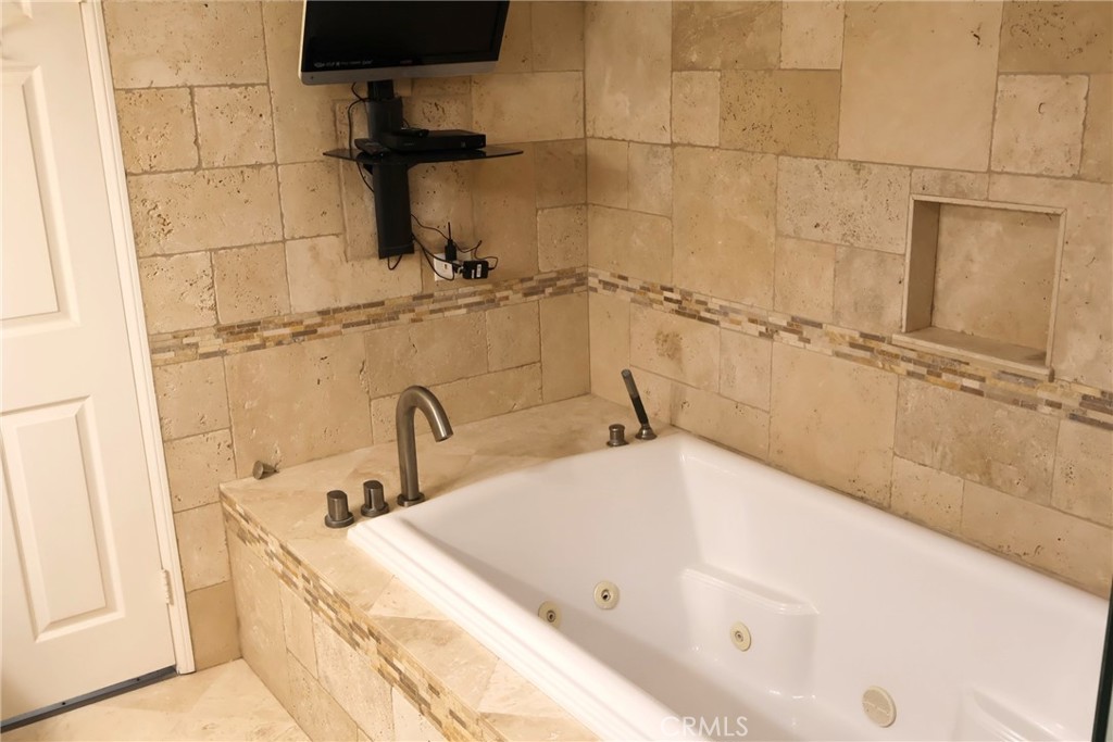 6508 Sandy Point Court Rancho Palos Verdes, CA 90275 - Photo 33 of 66 a bathroom with a bathtub