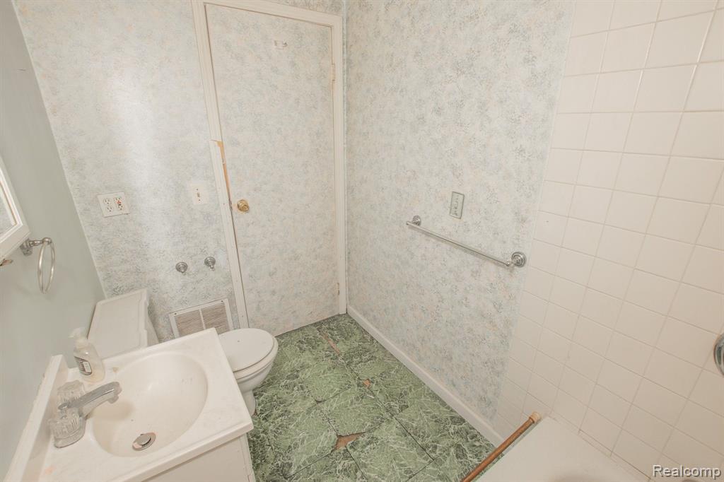 20327 Moross Road Detroit, MI 48224 - Photo 11 of 28