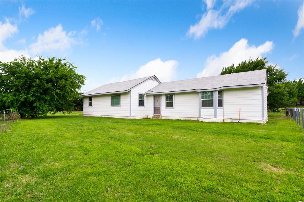 a view of a yard with a house