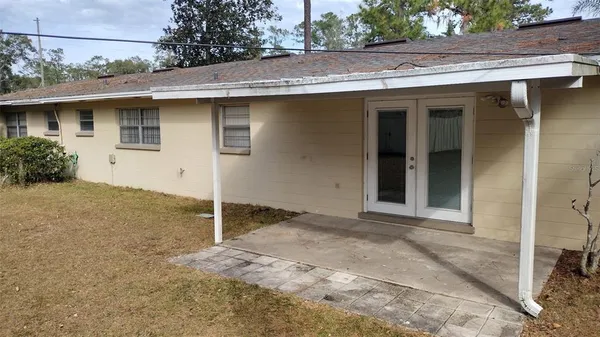 a view of a house with a backyard
