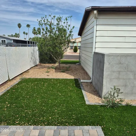 a view of a backyard