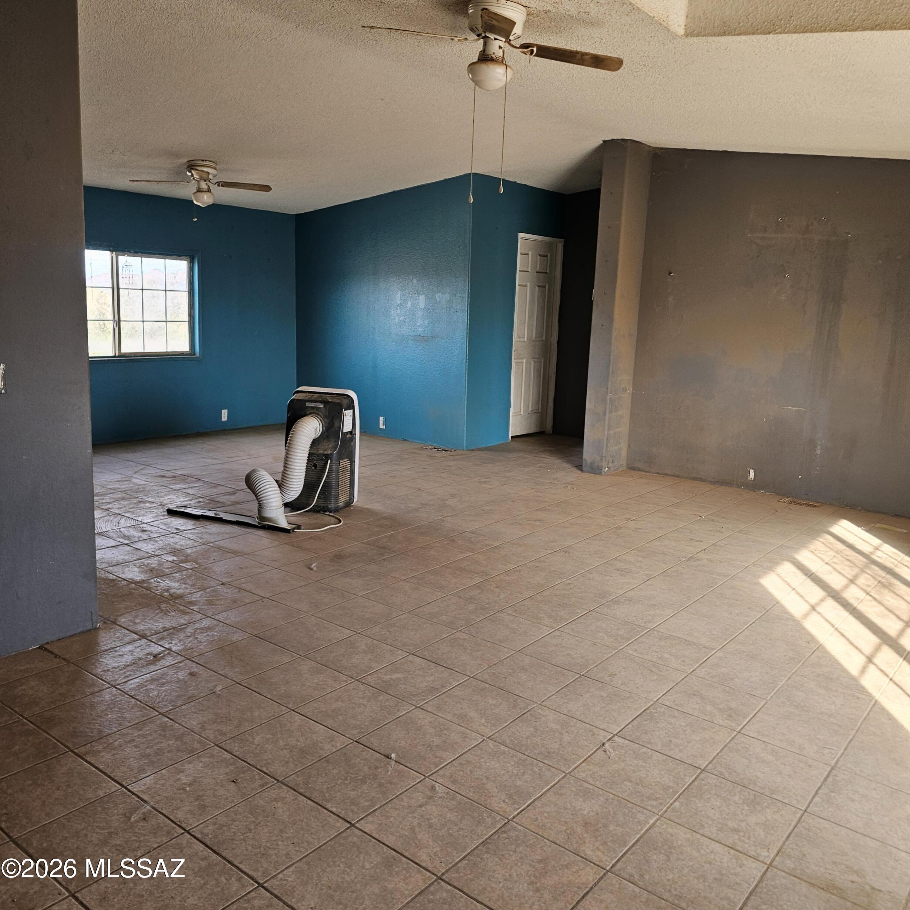 14020 West Park Road Tucson, AZ 85735 - Photo 6 of 18 a room with a window