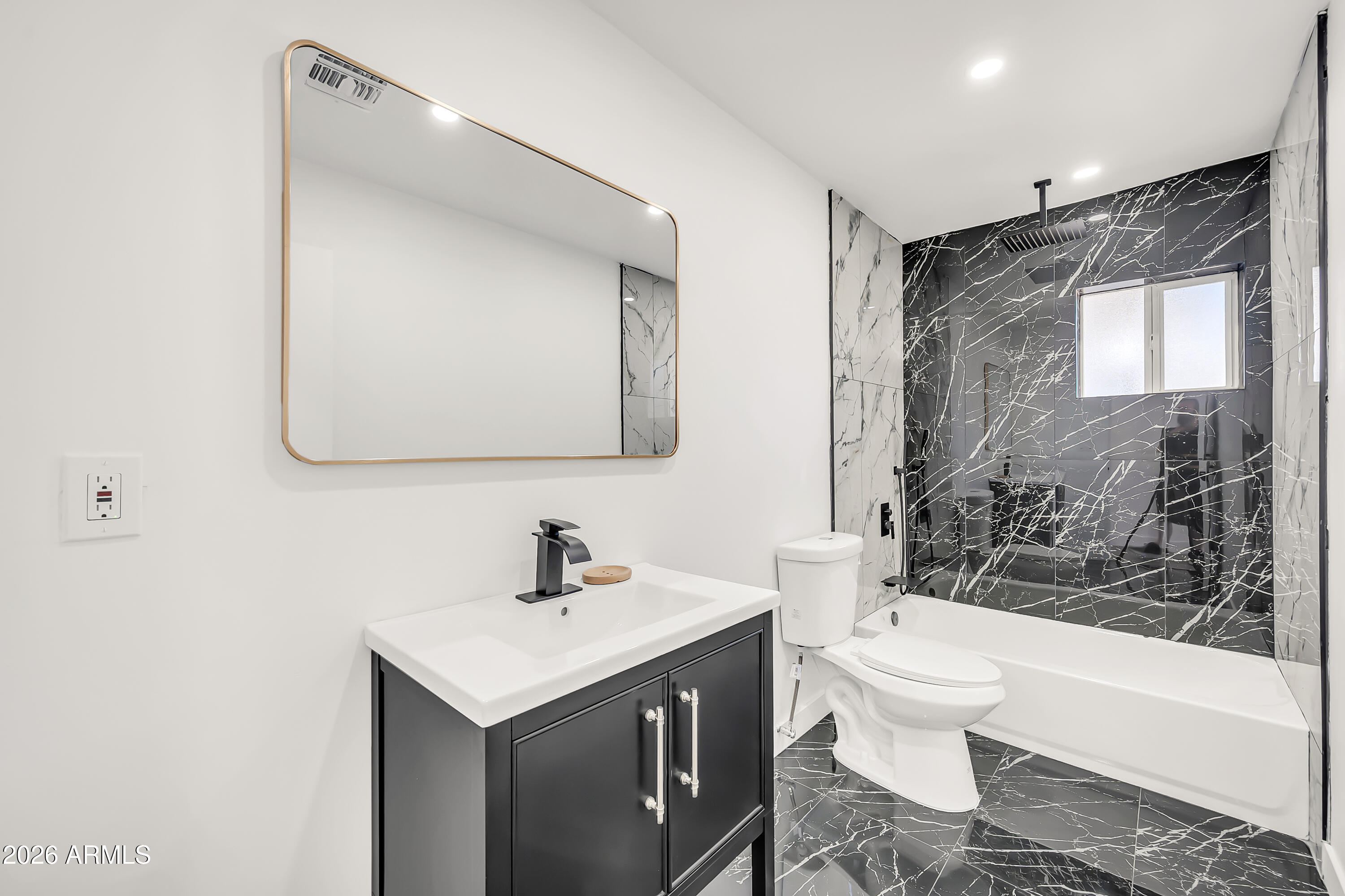 2813 North Greenfield Road Phoenix, AZ 85006 - Photo 14 of 31 2813 N Greenfield Rd-19