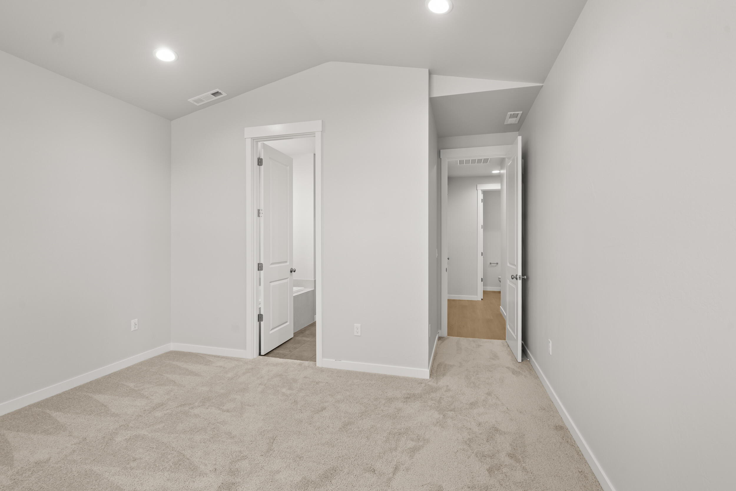 1141 Pumpkin Ridge, Unit 320 Eagle Point, OR 97524 - Photo 11 of 25 an empty room with closet and a bathroom
