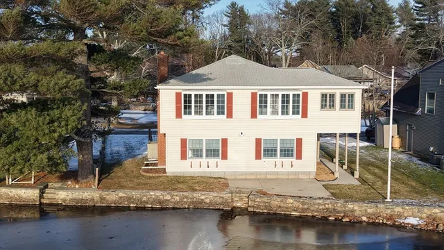 $900,000 | 10 Indian Point Road, Webster, MA 01570