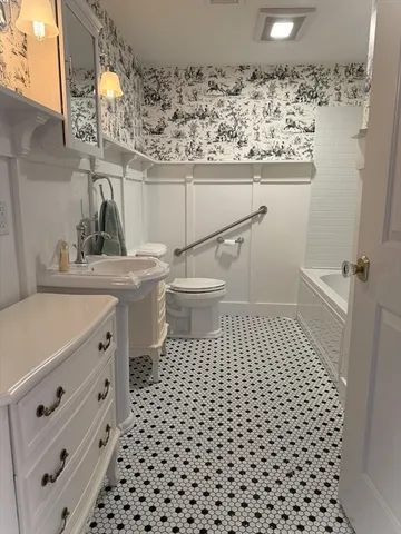 $900,000 | 10 Indian Point Road, Webster, MA 01570