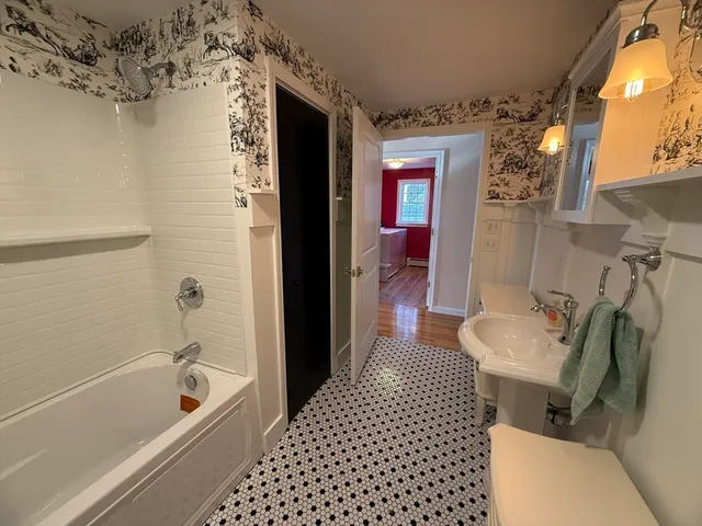 $900,000 | 10 Indian Point Road, Webster, MA 01570